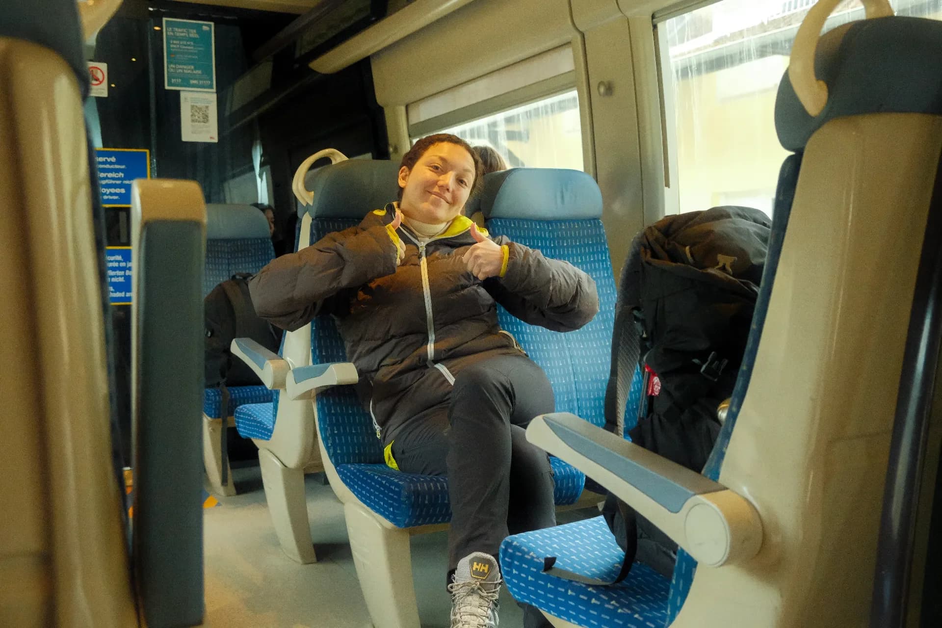 Randonneuse dans le train en hiver