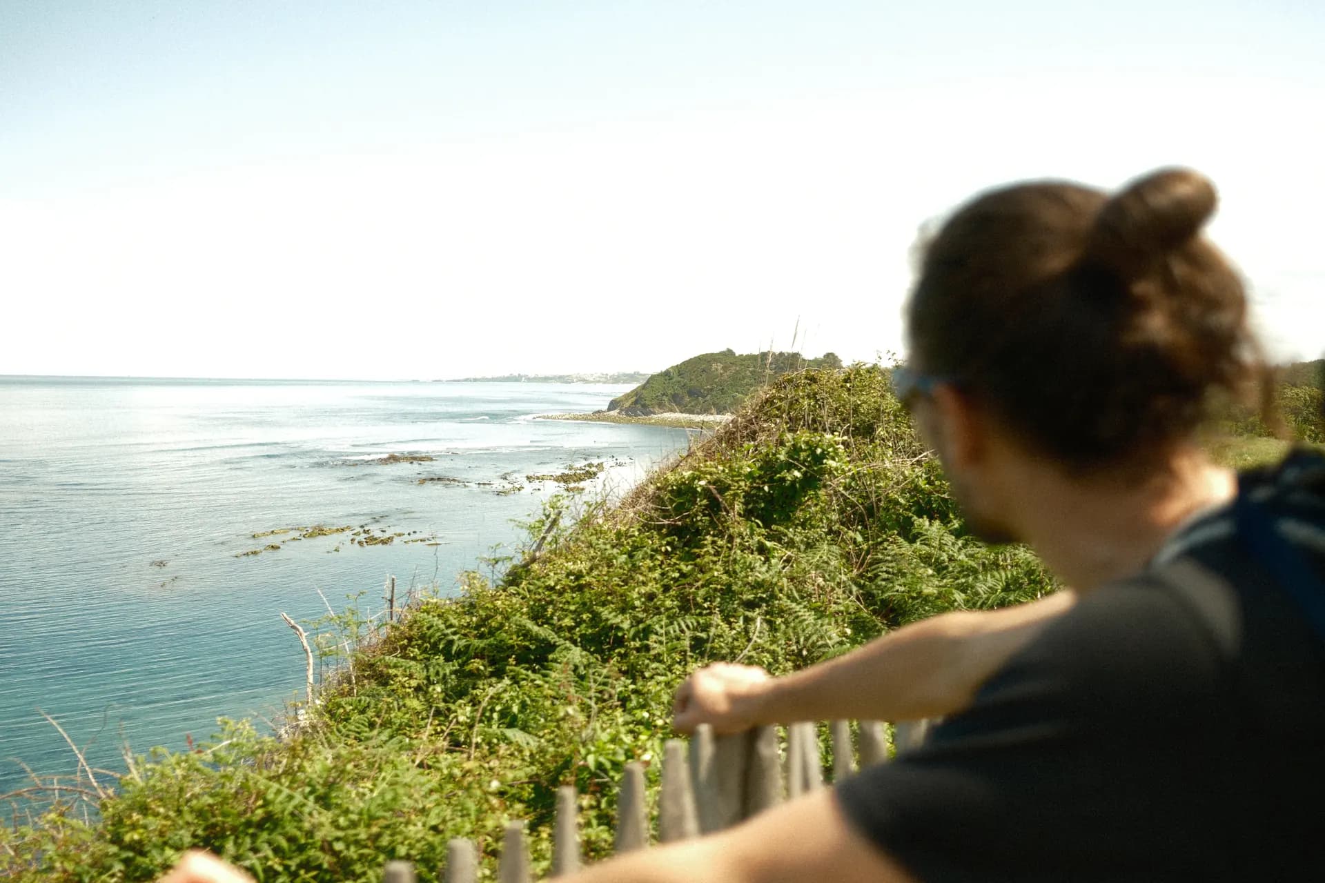 Randonneur face à la plage au pays basque