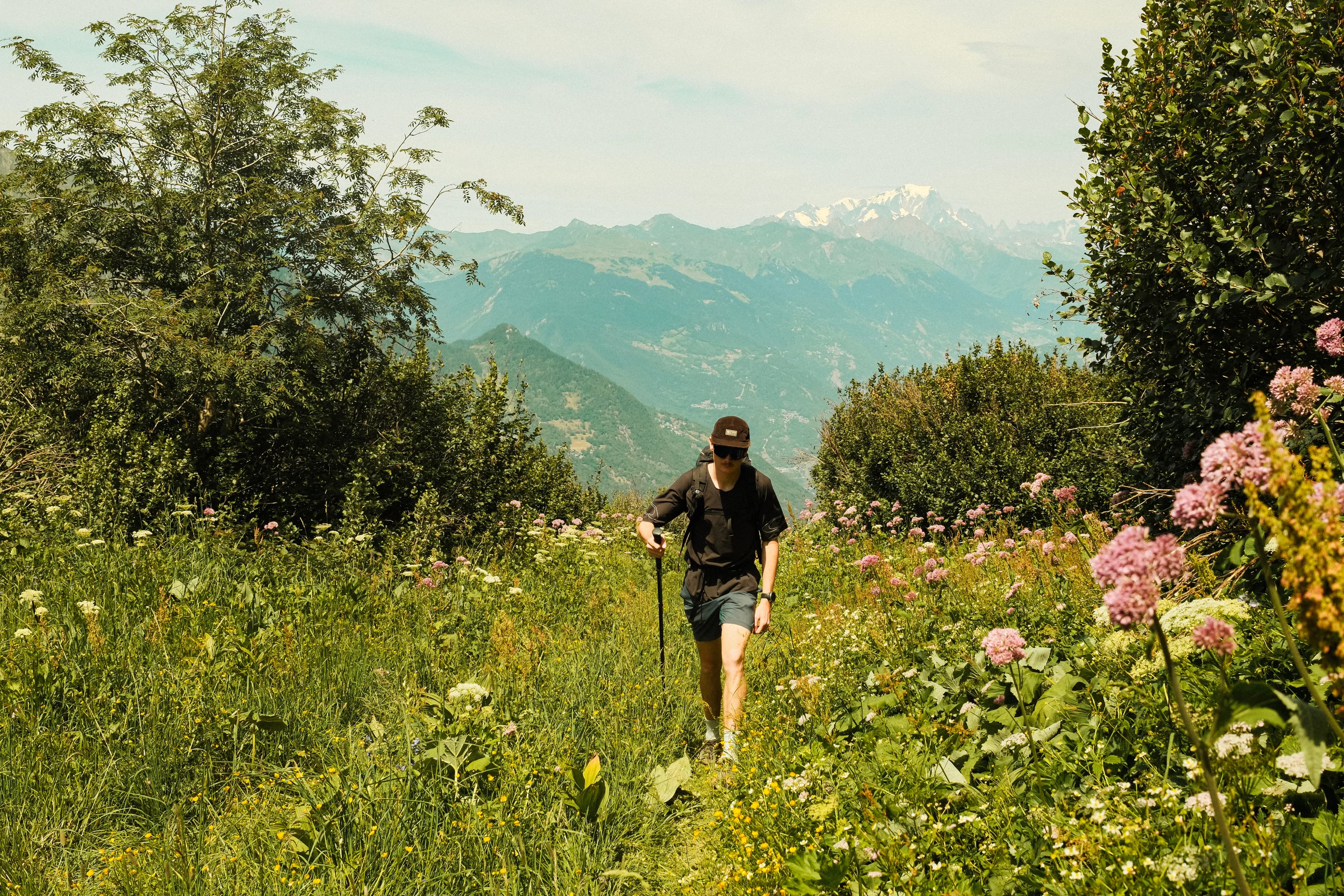 Randonneur sur le Tour des Belleville avec le Mont-Blanc en fond